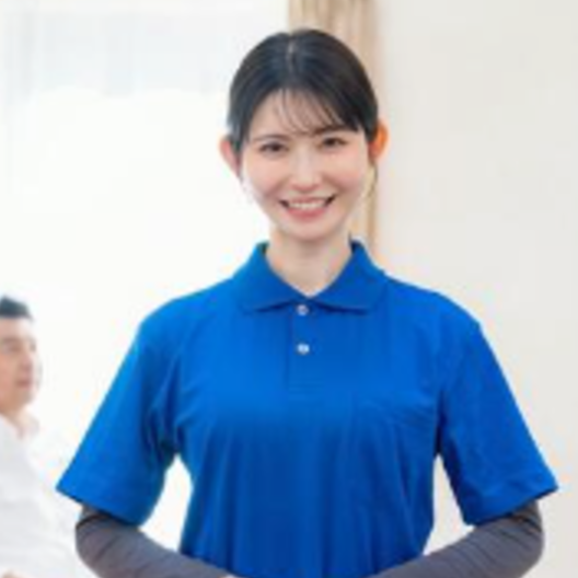 青い制服の介護職スタッフ