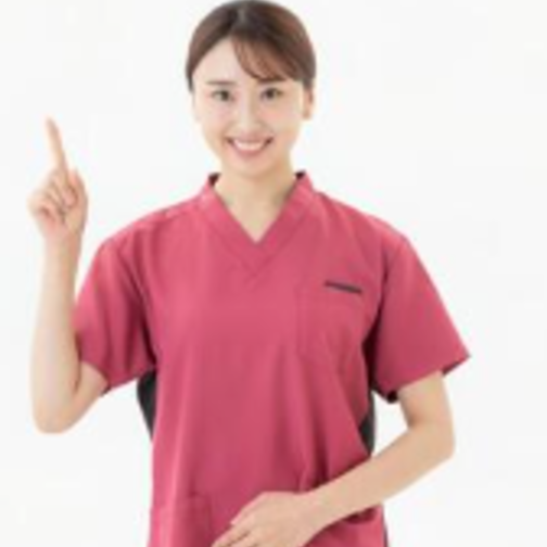 ピンクの制服の看護師
